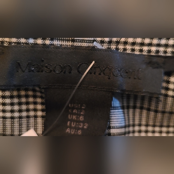 Cute little quad layer tartan mini skirt. - Picture 4 of 5